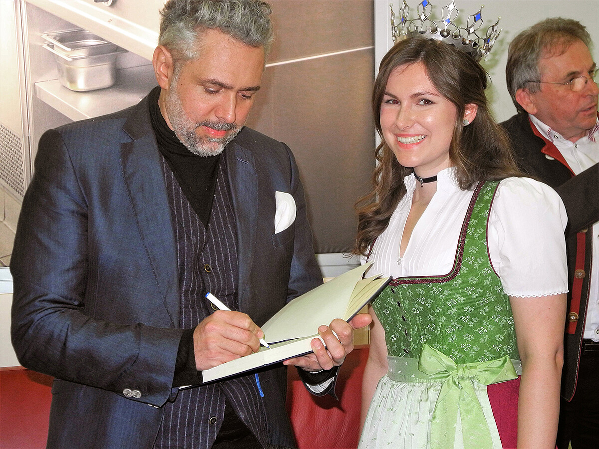 Milchkönigin Sonja Wagner mit TV-Koch Roland Trettl auf der Fachmesse Gast+Küche