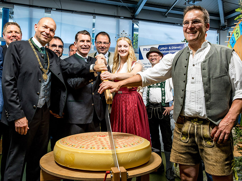 Bayerische Milchprinzessin beim Käseanstich auf der Allgäuer Festwoche