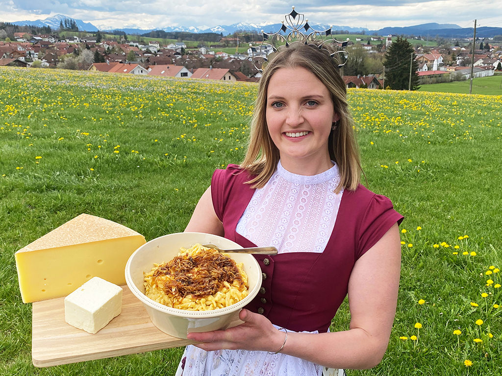 Miriam Weiß (Bayerische Milchprinzessin) mit ihrer Leibspeis „Allgäuer Kässpatzn“ 