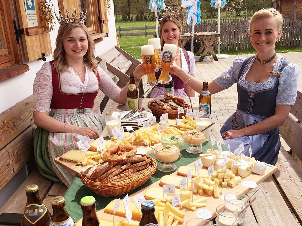 Bayerische Milchbotschafterinnen testen Käse-Bier-Paare